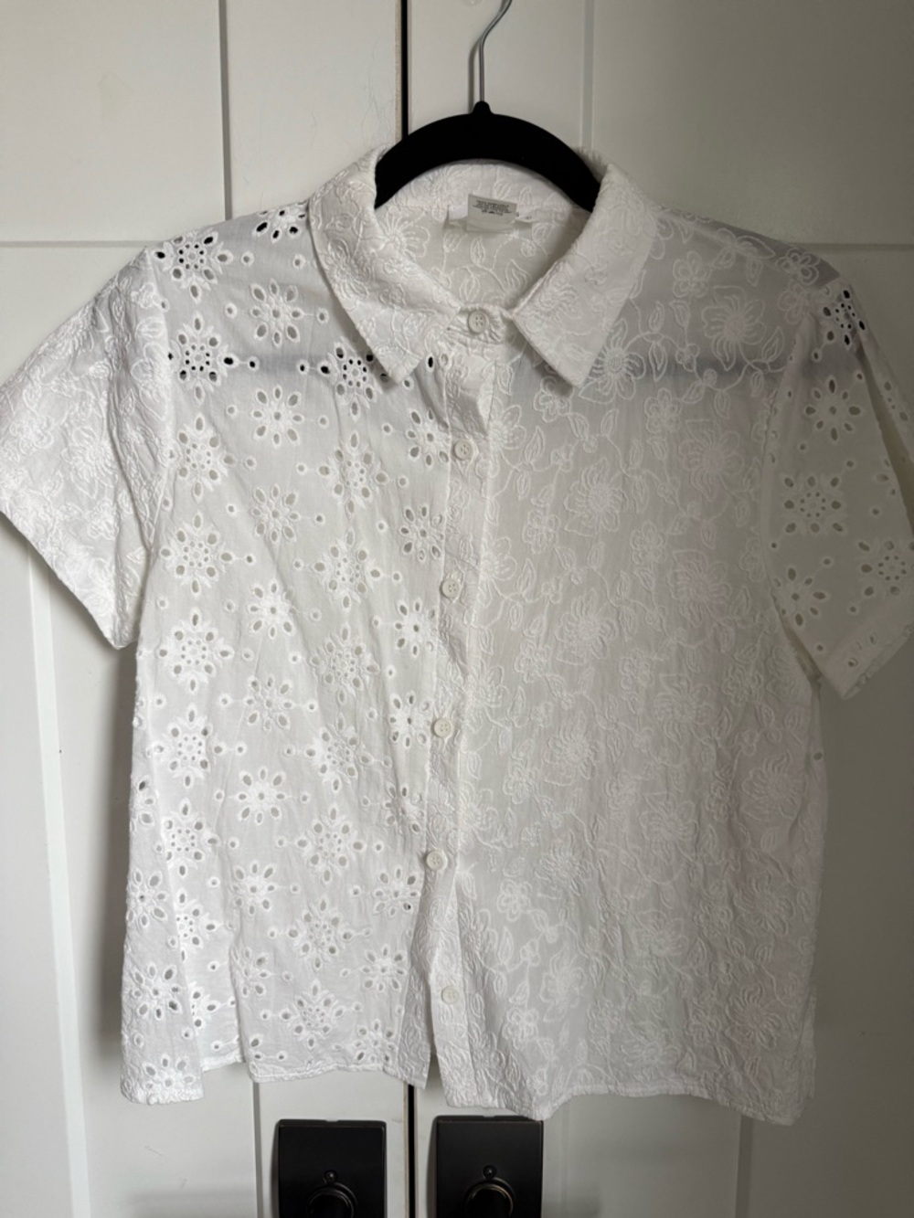 Kirious White Eyelet & Embroidered Short-Sleeve Button-Down Shirt. Like new. L.